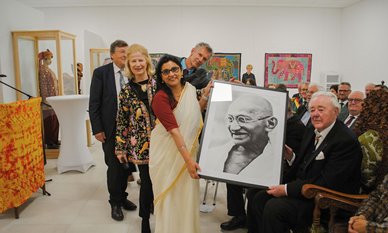 Frau Malathi Rao Vadapalli bei der Übergabe des Bildes Mahatma Gandhis an die Stifter