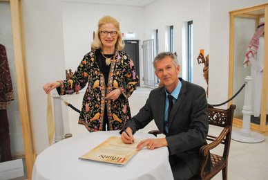Frau Helga Schröder mit Prof. Dr. Hans Harder bei der Urkundenunterzeichnung