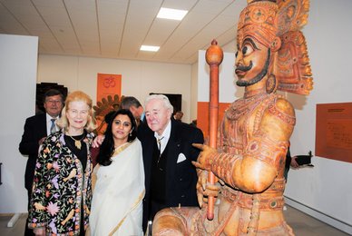 Helga und Manfred O. Schröder mit Frau Malathi Rao Vadapalli neben der Statue des Bhima