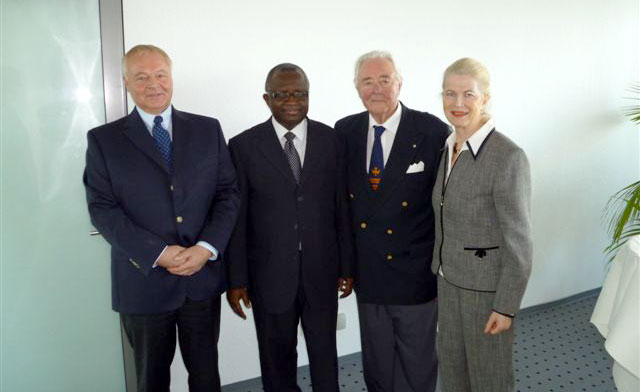 Präsident der Auslandgesellschaft Heinz Fennekold, Botschafter S.E. Paul King Aryene und das Ehepaar Generalkonsul Manfred O. Schröder und Helga Schröder