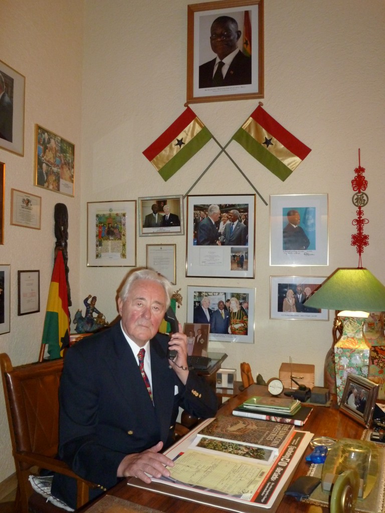 Honorargeneralkonsul Schröder in seinem Arbeitszimmer in Dortmund