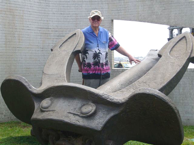 HGK Schröder am Denkmal der Admiral Graf Spee in Mondevideo/Uruguay
